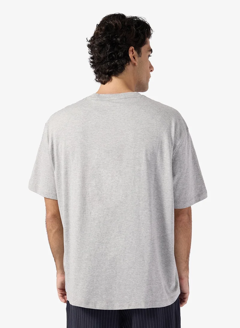 جس تيشيرت قصير الأكمام بشعار بيكر